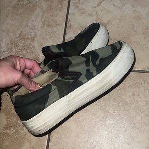 Camo slides size 7